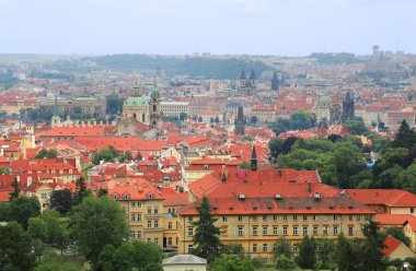 Lesser Town (Mala Strana) görünümü ile kırmızı çatılar ve çeşitli kilise kubbe Prag, Çek Cumhuriyeti 