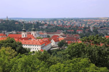 Hava panoramik Strahov Manastırı büyüleyici kırmızı çatı binalar içinde belgili tanımlık geçmiş Prag, Çek Cumhuriyeti