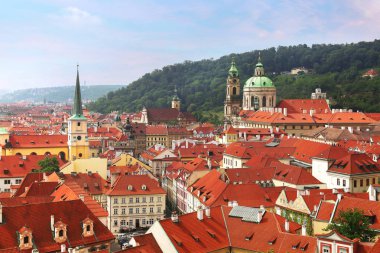 Kırmızı çatı üstleri Mala Strana ve Petrin tepenin zemin Prag, Çek Cumhuriyeti olarak yukarıda St Nicholas Kilisesi kubbe ile güzel cityscape