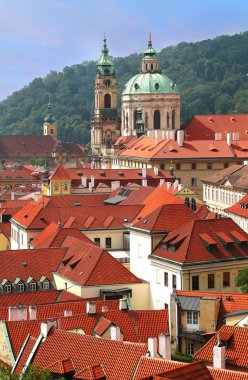 Kırmızı çatı üstleri Mala Strana ve Petrin tepenin zemin Prag, Çek Cumhuriyeti olarak yukarıda St Nicholas Kilisesi kubbe