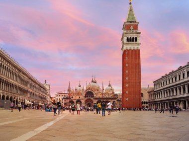 Venedik, İtalya, 08 Haziran 2018: Piazza San Marco (San Marco Meydanı) San Marco Bazilikası'nın ve campanile (kule) içinde belgili tanımlık geçmiş turist