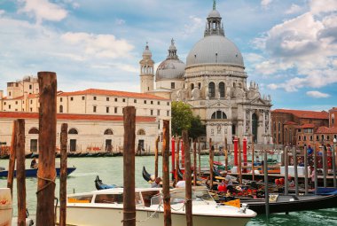 Venedik, İtalya, 8 Haziran 2018: Demirli Gondol ile Basilica di Santa Maria della Salute içinde belgili tanımlık geçmiş Venedik, İtalya