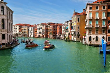Venedik, İtalya, 8 Haziran 2018: Görünüm, Grand Canal gondol ve tekne turist Venedik, İtalya