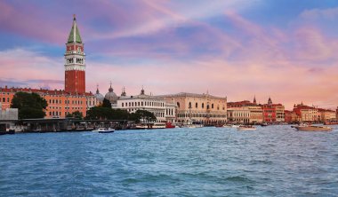 St Mark's Campanile (Campanile di San Marco) ve Doge Sarayı (Palazzo Ducale) Venedik, İtalya Grand Canal arasında