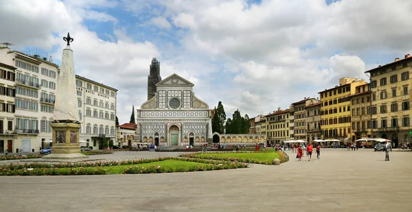 Florencja Włochy Czerwca 2018 Bazylika Santa Maria Novella Turystów Idących — Zdjęcie stockowe