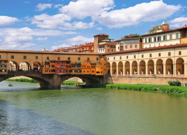 Ponte Vecchio Köprüsü ve Corridoio Vasariano (Vasari Koridor) kemerler arasında Arno Nehri Floransa (Firenze), Tuscany, İtalya