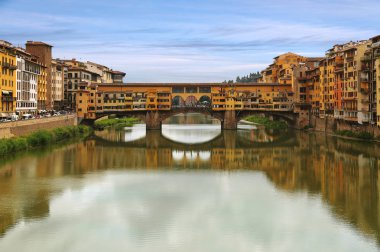 Görünüm Ponte Vecchio ünlü kemer köprü üzerinden Arno Nehri Floransa (Firenze), Tuscany, İtalya
