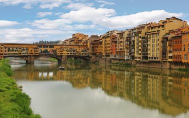 Görünüm Ponte Vecchio ünlü kemer köprü üzerinden Arno Nehri Floransa (Firenze), Tuscany, İtalya