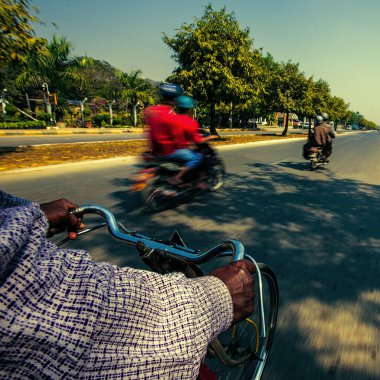 Myanmar 'da Trishaw bisiklet yan vagonu