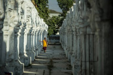 Myanmar tapınağındaki genç keşiş