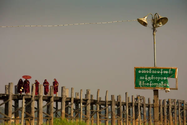 Ubein Köprüsü 'nde yürüyen keşişler.