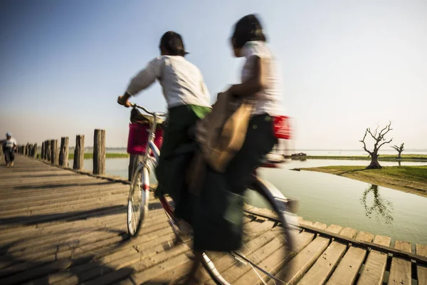 u-bein bridge myanmar kadın bisiklet