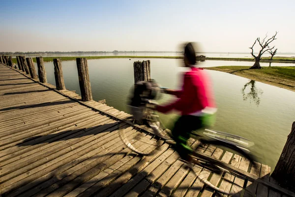 u-bein bridge myanmar kadın bisiklet