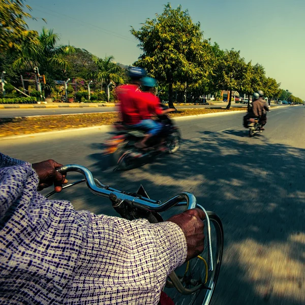 Myanmar 'da Trishaw bisiklet yan vagonu