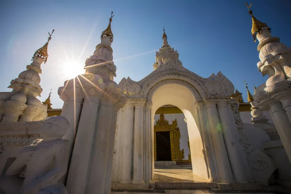 Burma 'daki pagoda tapınağı