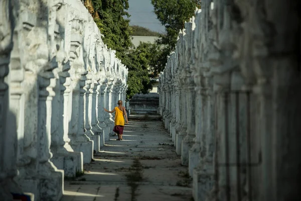 Myanmar tapınağındaki genç keşiş