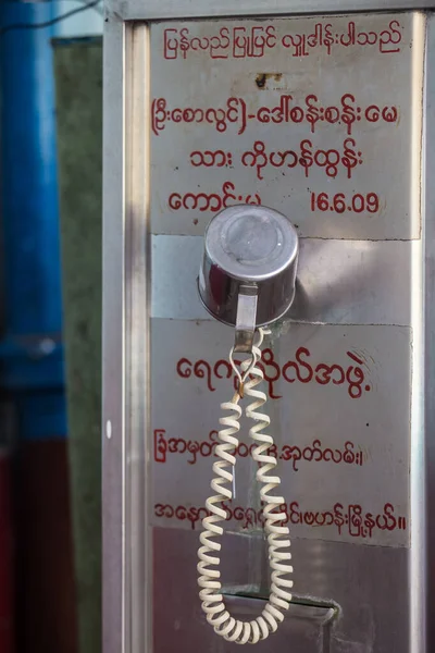 Myanmar Burma yazıtlarında su içmek için bardak