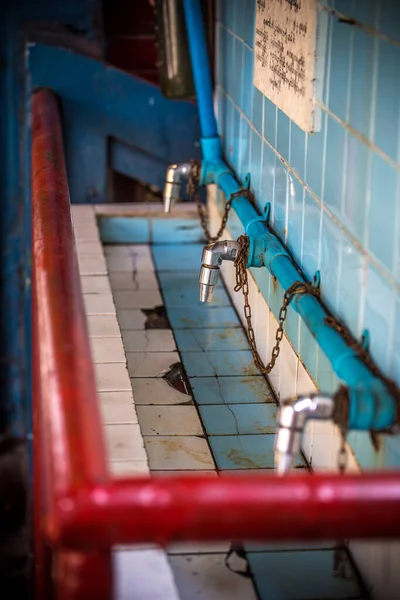 Su musluğu mavi ve kırmızı