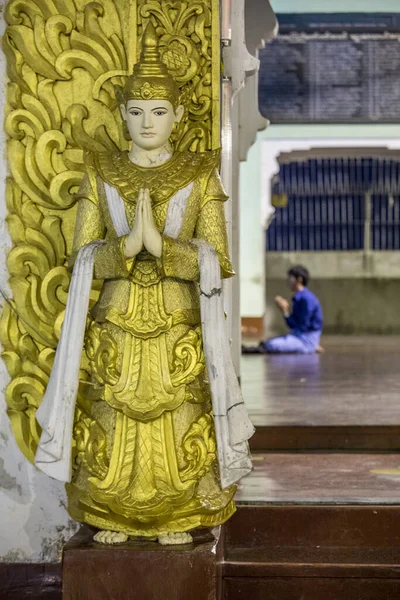 Seorang Pria Berdoa Pagoda Myanmar — Stok Foto