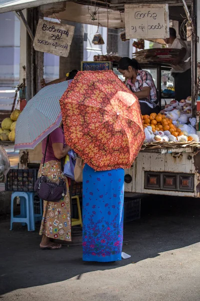 Kadın Myanmar Burma 'dan meyve almış.