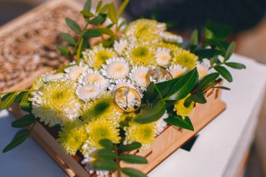 Alyans Düğün töreninde çiçekli bir kutu içinde