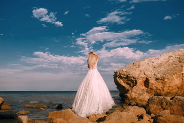 Gelin dağ kenarında