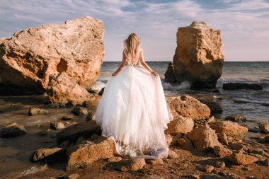 Gelin dağ kenarında