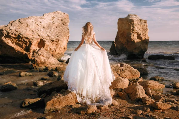 Gelin dağ kenarında