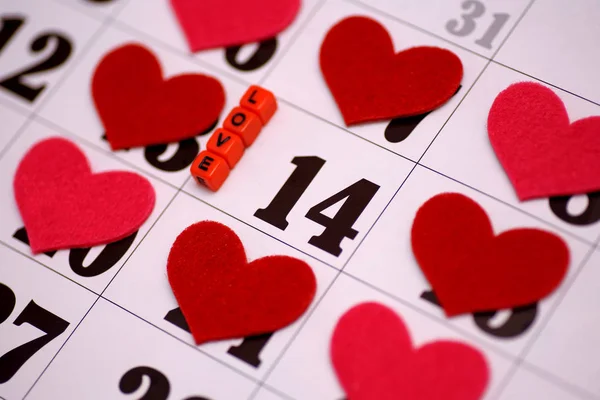 Alla hjärtans dag och begreppet semester - närbild av en kalender med datum 14 februari märkta med en röd hjärtformad inskription kärlek plast bokstäver — Stockfoto