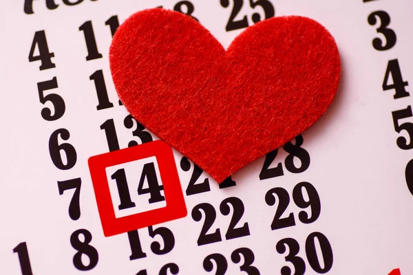 Alla hjärtans dag och begreppet semester - närbild av en kalender med datum 14 februari markerade med en röd hjärtformad — Stockfoto