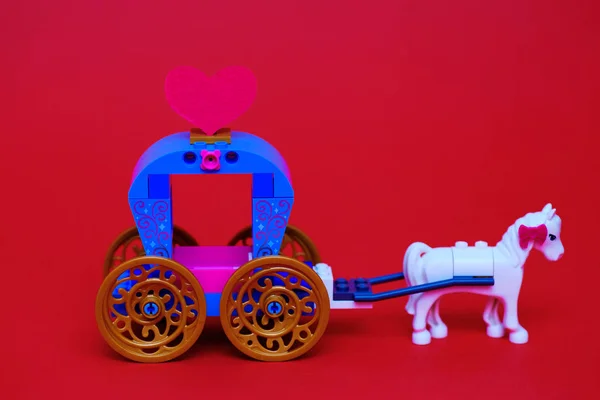 2月14日情人节。玩具推车与马, 在车顶上的婴儿车心脏 — 图库照片