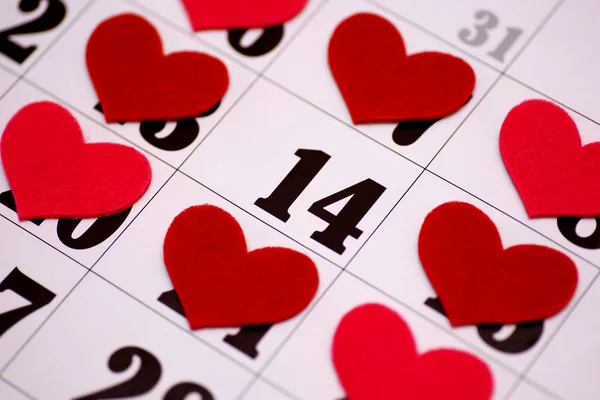 Alla hjärtans dag och helgdagar koncept - närbild på kalendern täcker med 14 februari datum markerade med rött hjärta form — Stockfoto