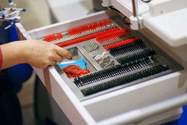 bir göz muayenesi için lenslerin, bir göz doktoruna el istenen lens seti