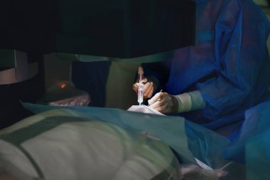 Doktor düşünülmeli hastanın gözüne iğne yapar. göz uzmanı ameliyat göz