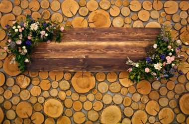 Ahşap tahta bir arka plan üzerinde çiçekli yuvarlak metin için yer ile giriş Kabin.