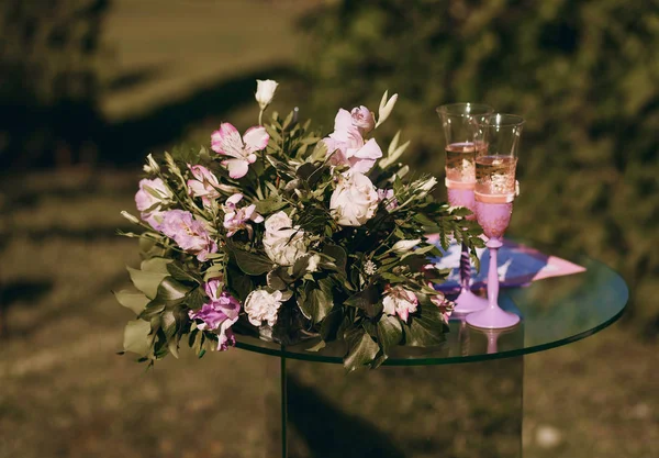 Szklany Stół Kwiatami Kieliszki Szampana Ogrodzie Przygotowania Ślubu — Zdjęcie stockowe