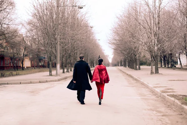 Retro Old Style Paar Mädchen Und Mann Gehen Die Straße — Stockfoto