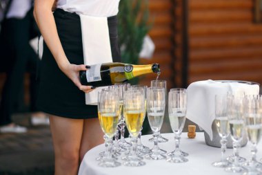 Şampanya bardakları kutlama dökme garson. parti.