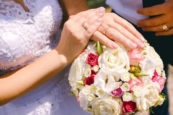 Detail Des Rosenstraußes Der Braut Und Händchen Haltend — Stockfoto