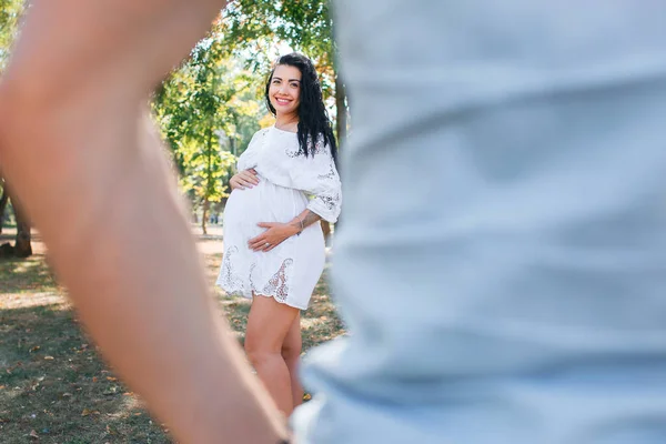 Fille Enceinte Promène Dans Parc Avec Son Mari Profiter Beau — Photo