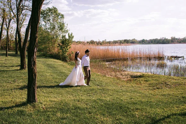 Pareja Con Estilo Orilla Del Río Con Cañas Novia Novio — Foto de Stock