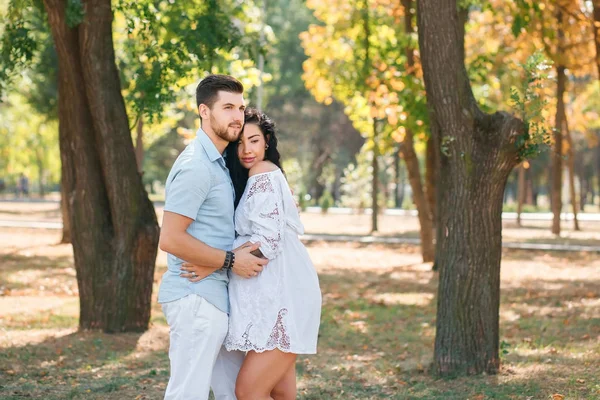 Terhes Lány Sétál Parkban Férjével Átölelve Megcsókolta Élvezve Szép Időjárás — Stock Fotó