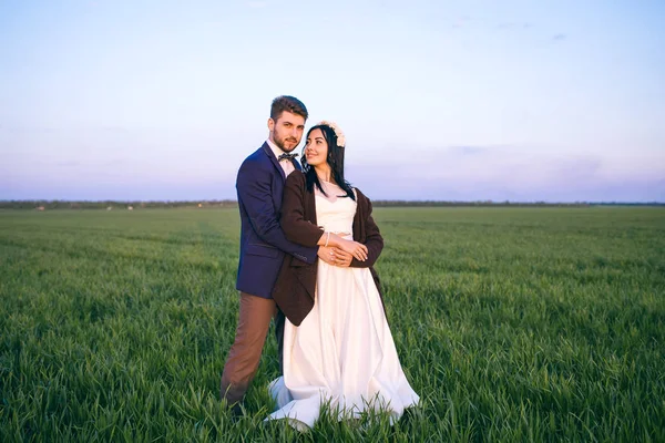 Sentimientos Románticos Campo Atardecer Novio Mira Novia Chica Ama Novio — Foto de Stock