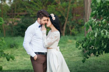 Gün batımında, Gelin, damat bakar alanında romantik hisler kız erkek arkadaşını seviyor.