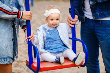 Güzel anne, bir çocuk ile yürümek, onu salıncakta sallanmak, eğlenmek ve her diğer, bir yürüyüş için mutlu aile zevk