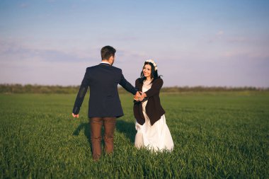 kız ve erkek sarılma alan, soğuk akşam, kız bir örme kazak, nazik ve sevgi dolu genç insanlar, gelin ve damat