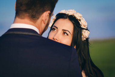 kız ve erkek sarılma alan, soğuk akşam, kız bir örme kazak, nazik ve sevgi dolu genç insanlar, gelin ve damat