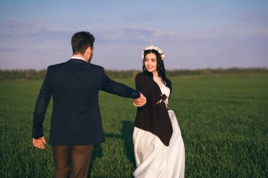 kız ve erkek sarılma alan, soğuk akşam, kız bir örme kazak, nazik ve sevgi dolu genç insanlar, gelin ve damat