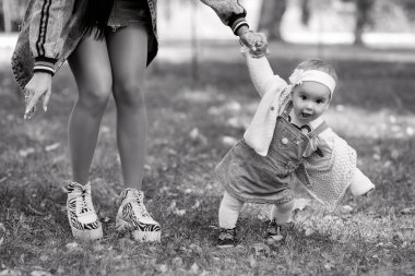 Anne kızının el temiz havada bir bahar gününde tutan, Aile parkta yürür ve her diğer, siyah beyaz fotoğraf sahiptir
