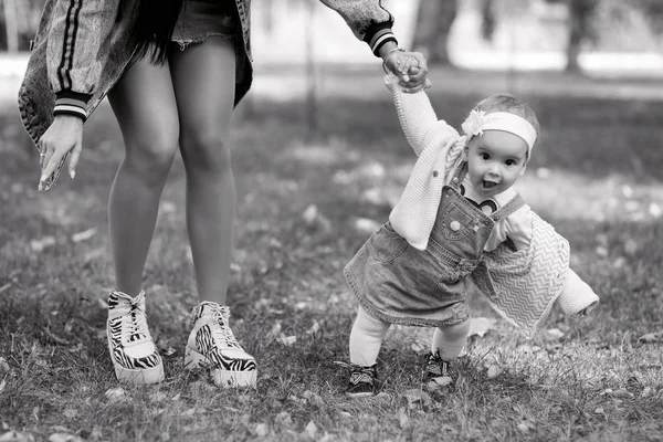 Anne kızının el temiz havada bir bahar gününde tutan, Aile parkta yürür ve her diğer, siyah beyaz fotoğraf sahiptir